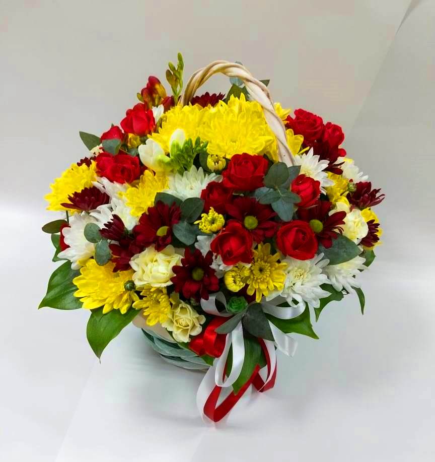 Цветочная композиция из Хризантемы и Розы в корзине в Поселок ВНИИССОК