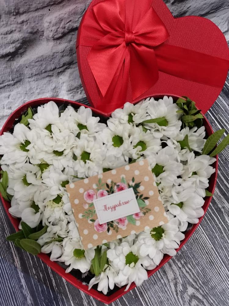 Цветочная композиция из Хризантемы в виде сердца в Поселок ВНИИССОК