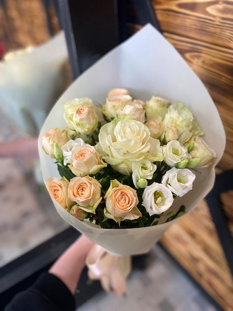 Букет цветов из: Розы и Лизиантусы в Поселок ВНИИССОК