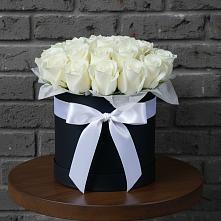 Цветочная композиция из Розы в шляпной коробке в Поселок ВНИИССОК